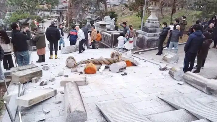 Japan earthquake triggers tsunami warning